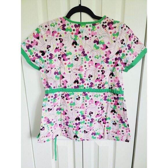 Koi XS by Kathy Peterson Scrub Top Women's Short Sleeve Pink Green Hearts - Picture 2 of 9